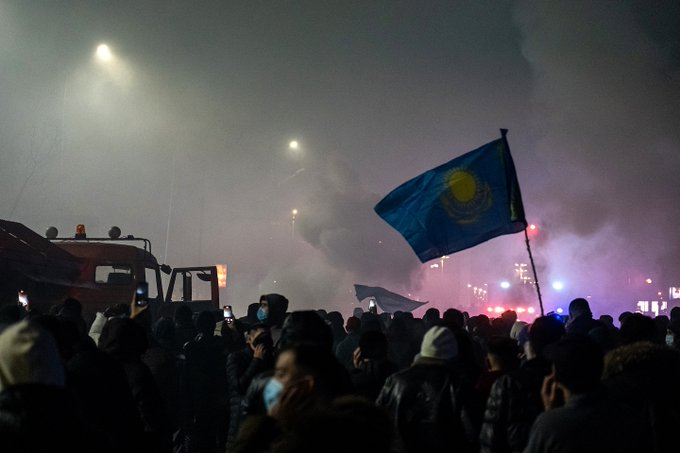 Emergencia declarada en la capital de Kazajistán, mientras las protestas por el combustible crecen y el gobierno renuncia
