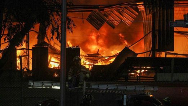 Fuerte incendio consume fábrica de bicicletas en Azcapotzalco
