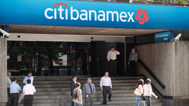 Juez frena venta de Banamex por caso Oceanografía