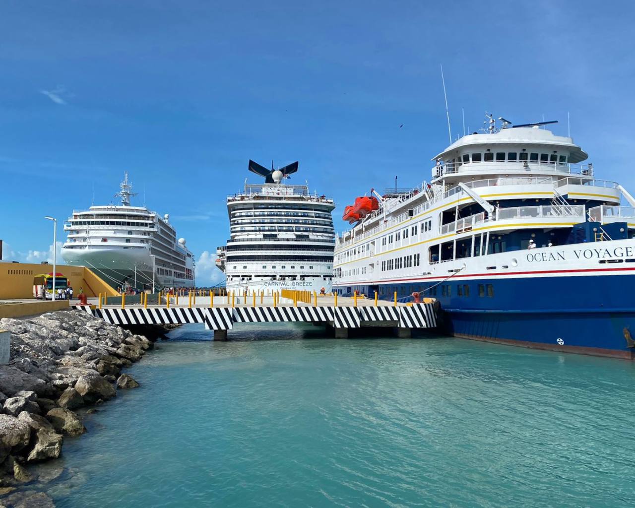 Llegan tres cruceros de lujo al puerto de Progreso