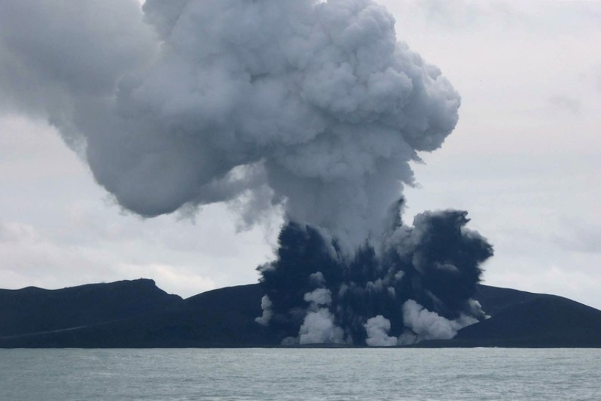 Erupción del volcán Tonga llega a las costas de Manzanillo desde Oceanía