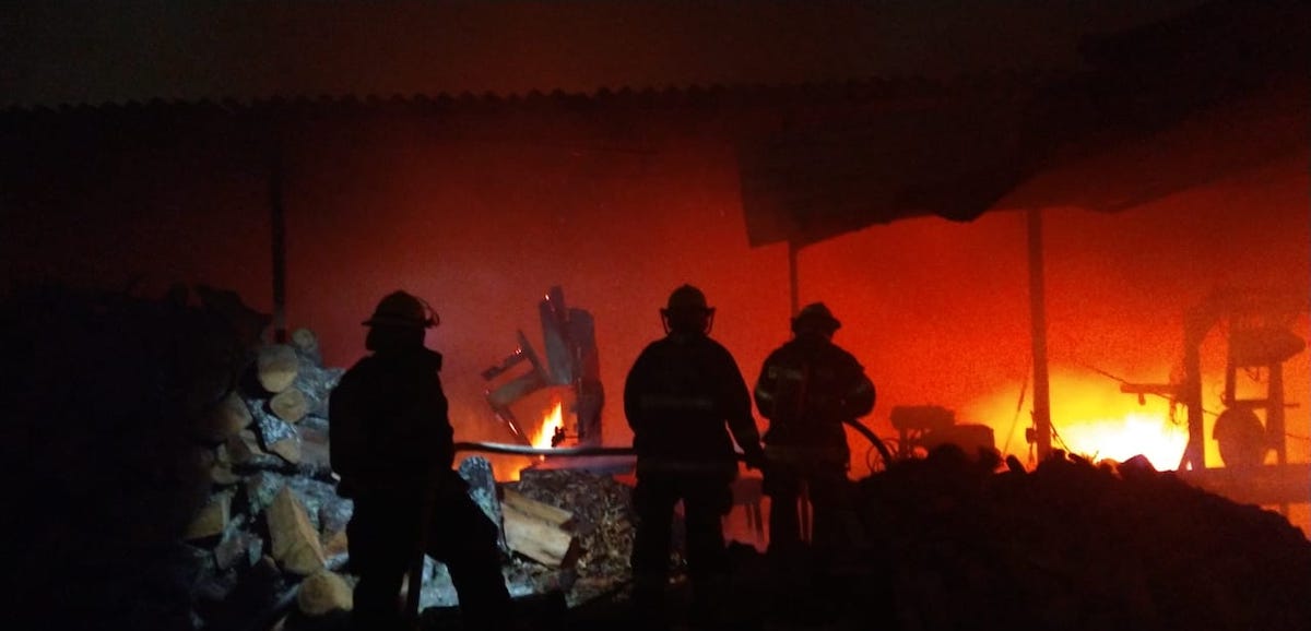 Incendio consume maderería en Guadalajara, nadie resultó herido, sin embargo, el establecimiento se consumió en su totalidad.