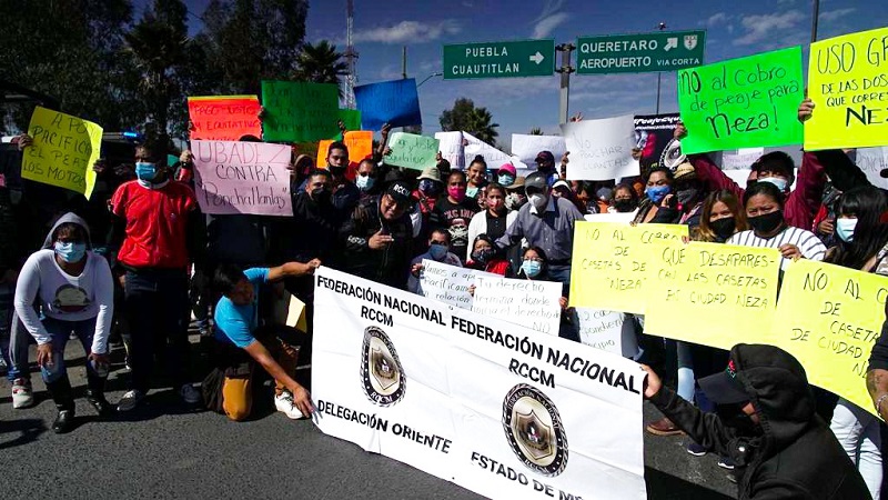 En manifestación pacífica demandan al gobernador Del Mazo y a diputados revisar cuotas en circuito mexiquense y eliminación de ponchallantas