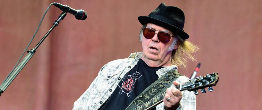Neil Young pide a Spotify elegir entre su música o un podcast antivacunas