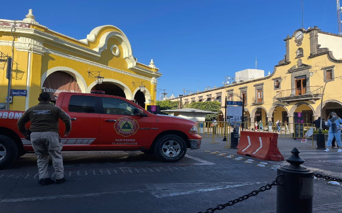 Tlaquepaque instala filtros sanitarios en zonas peatonales, donde se les aplica gel antibacterial y la toma de temperatura.