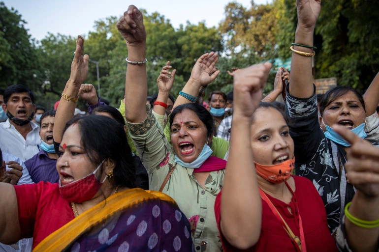 Indignación en India mientras una mujer es presuntamente violada en grupo