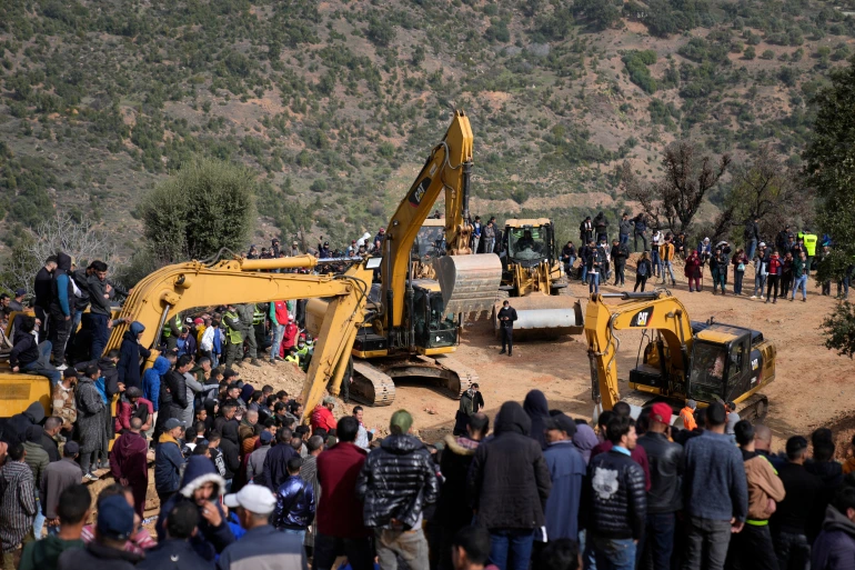 Los trabajadores de rescate marroquíes se acercan más al niño atrapado en un pozo