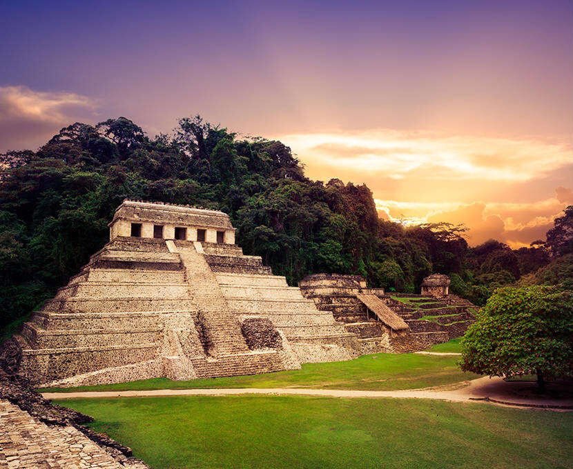 Custodio de zona arqueológica de Palenque halla antigua “mano de metate”