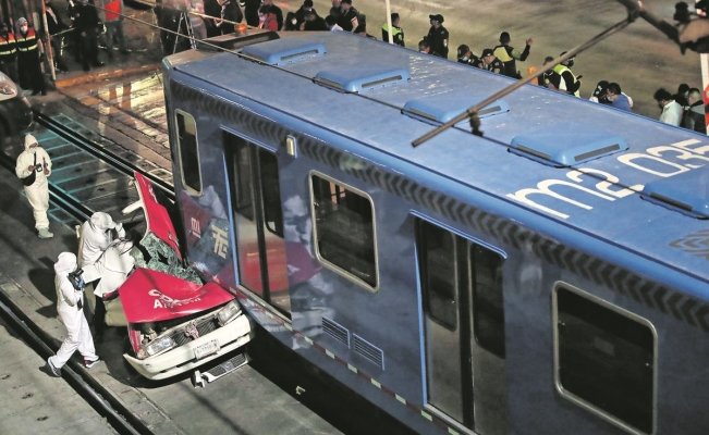Fiscalía de CDMX investiga muerte de mujer en choque entre taxi y Tren Ligero