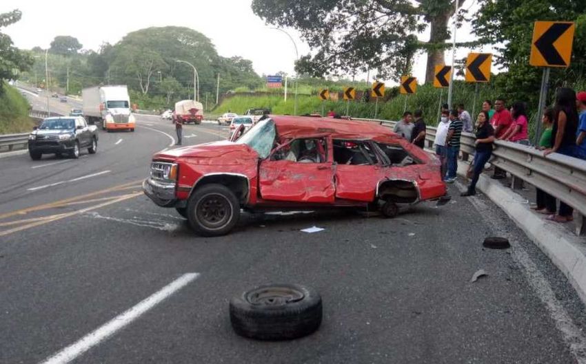 Tráiler impacta a siete vehículos y dos motocicletas en Chiapas