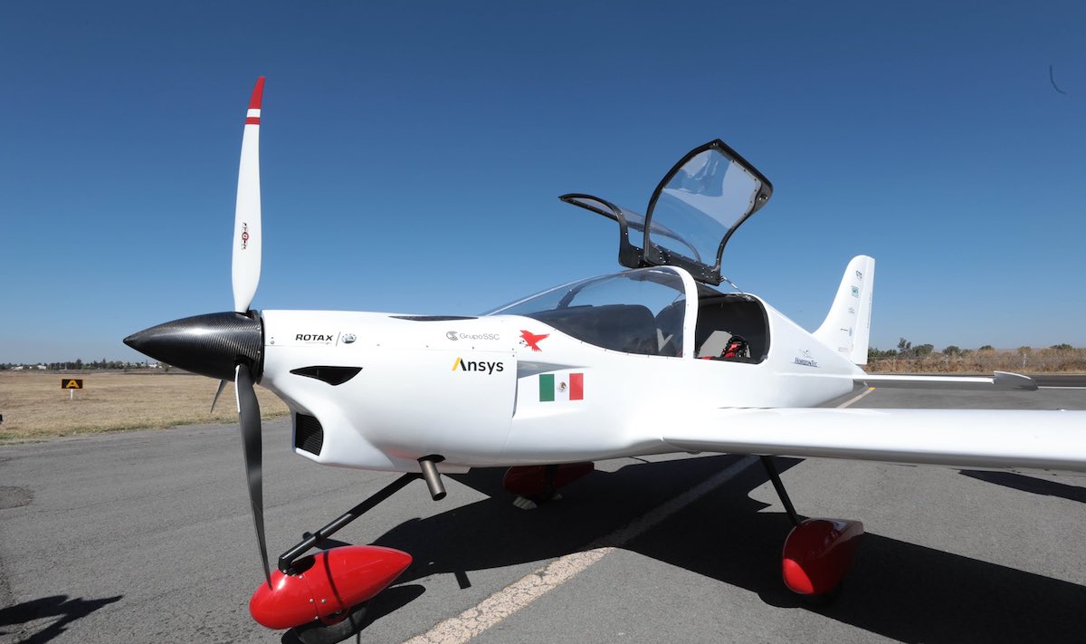 Colocan en Celaya la primera piedra de Horizontec, casa del 'Halcón II', el primer avión de diseño y elaboración 100% mexicana.