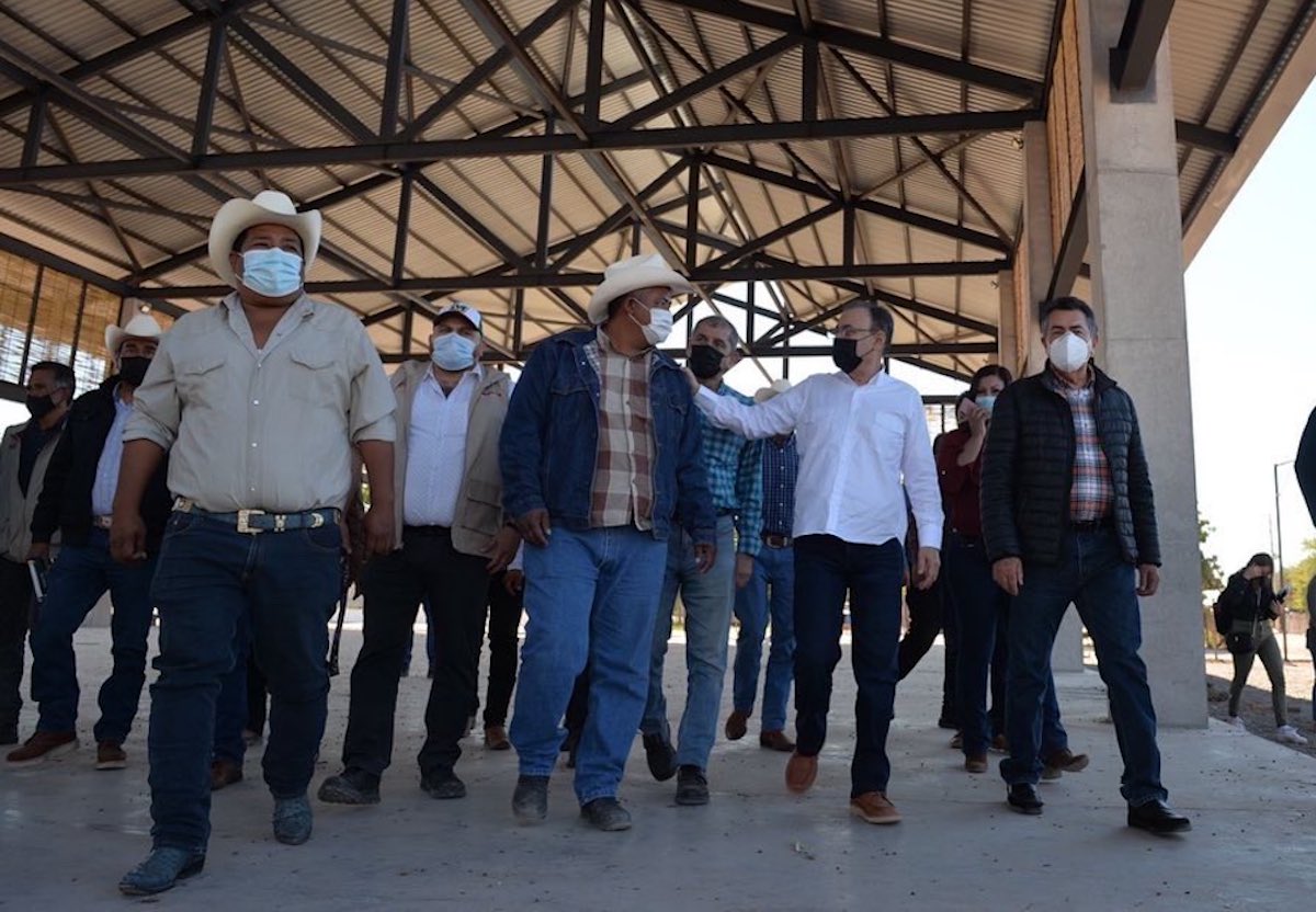 Alfonso Durazo inspecciona obras del Plan de Justicia Yaqui a fin de verificar el correcto proceder de la construcción de las obras.