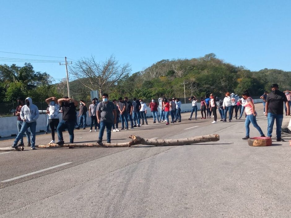 normalistas bloquean la carretera Campeche-Mérida
