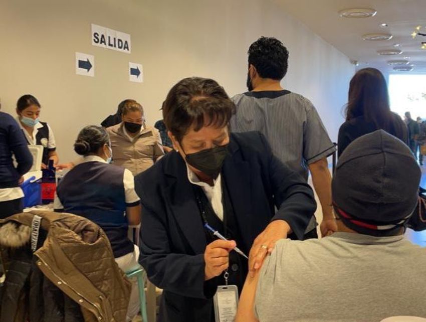 La Secretaría de Salud federal reportó que Tlaxcala mantiene el primer lugar nacional del cumplimiento de metas en vacunación de influenza.