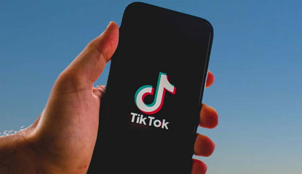Investigan a TikTok por efectos en la salud de menores