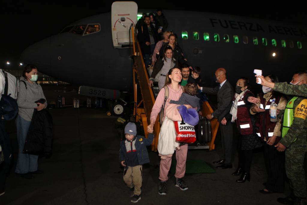 Aterriza en AICM segundo vuelo con mexicanos evacuados de Ucrania