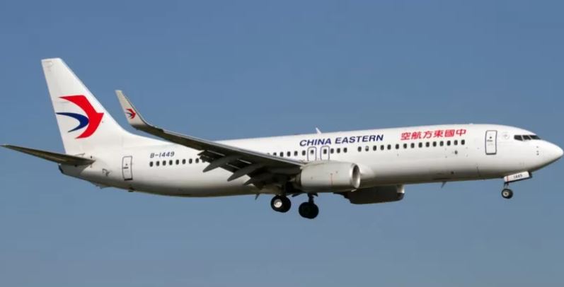 Avión con 132 personas a bordo se estrella en China