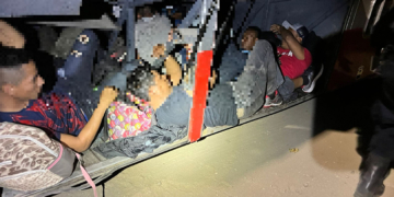 Detienen a 101 migrantes en Oaxaca; viajaban en un autobús turístico