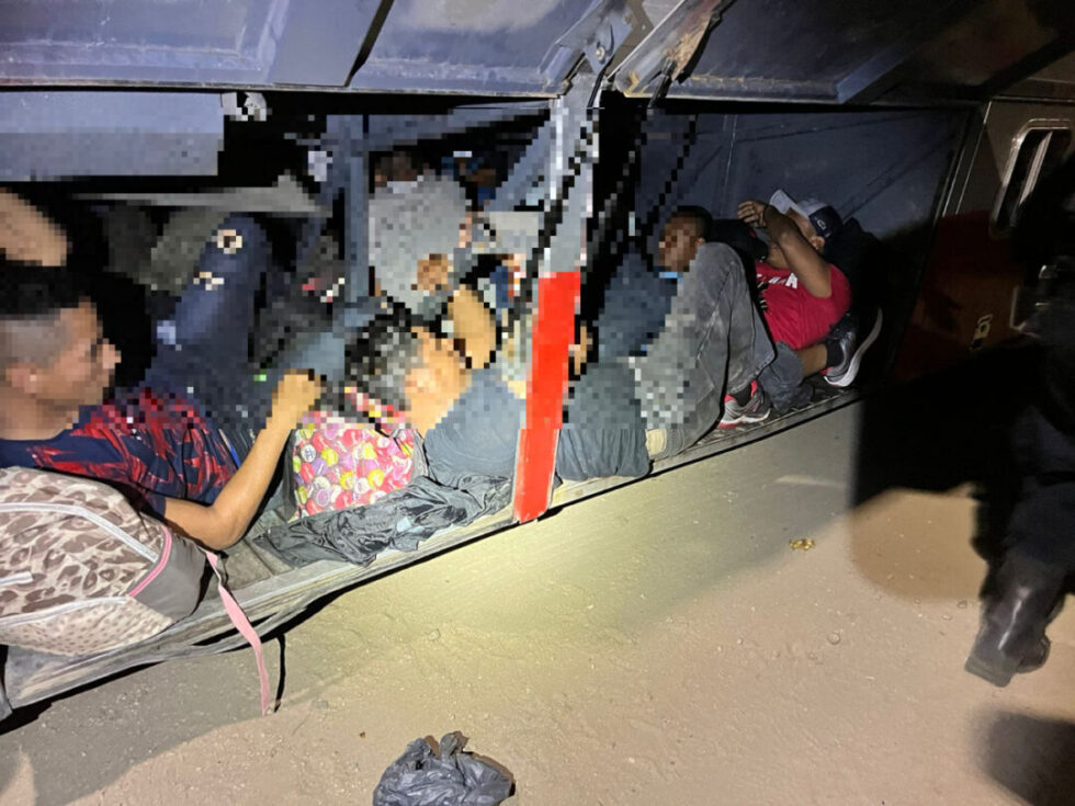 Detienen a 101 migrantes en Oaxaca; viajaban en un autobús turístico