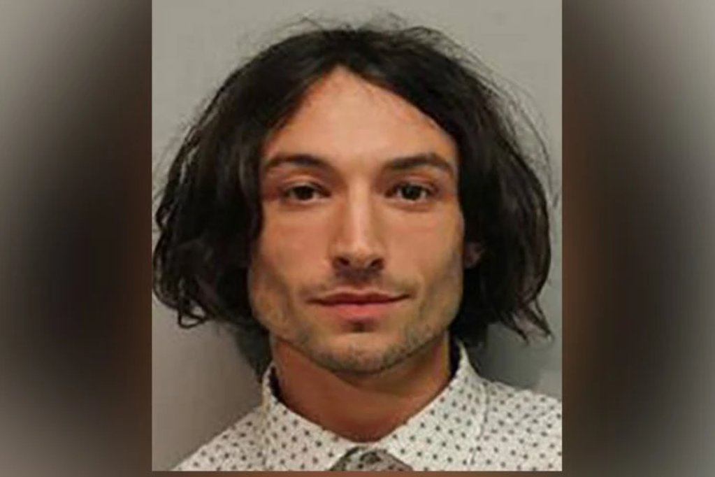 Detienen a Ezra Miller por alteración del orden público y acoso