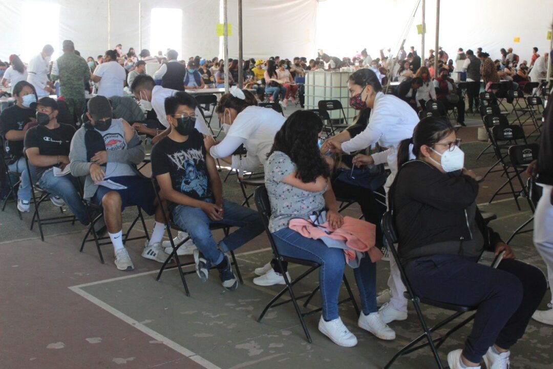 Edomex aplica refuerzo anticovid a personas de 18 a 29 años en 10 municipios