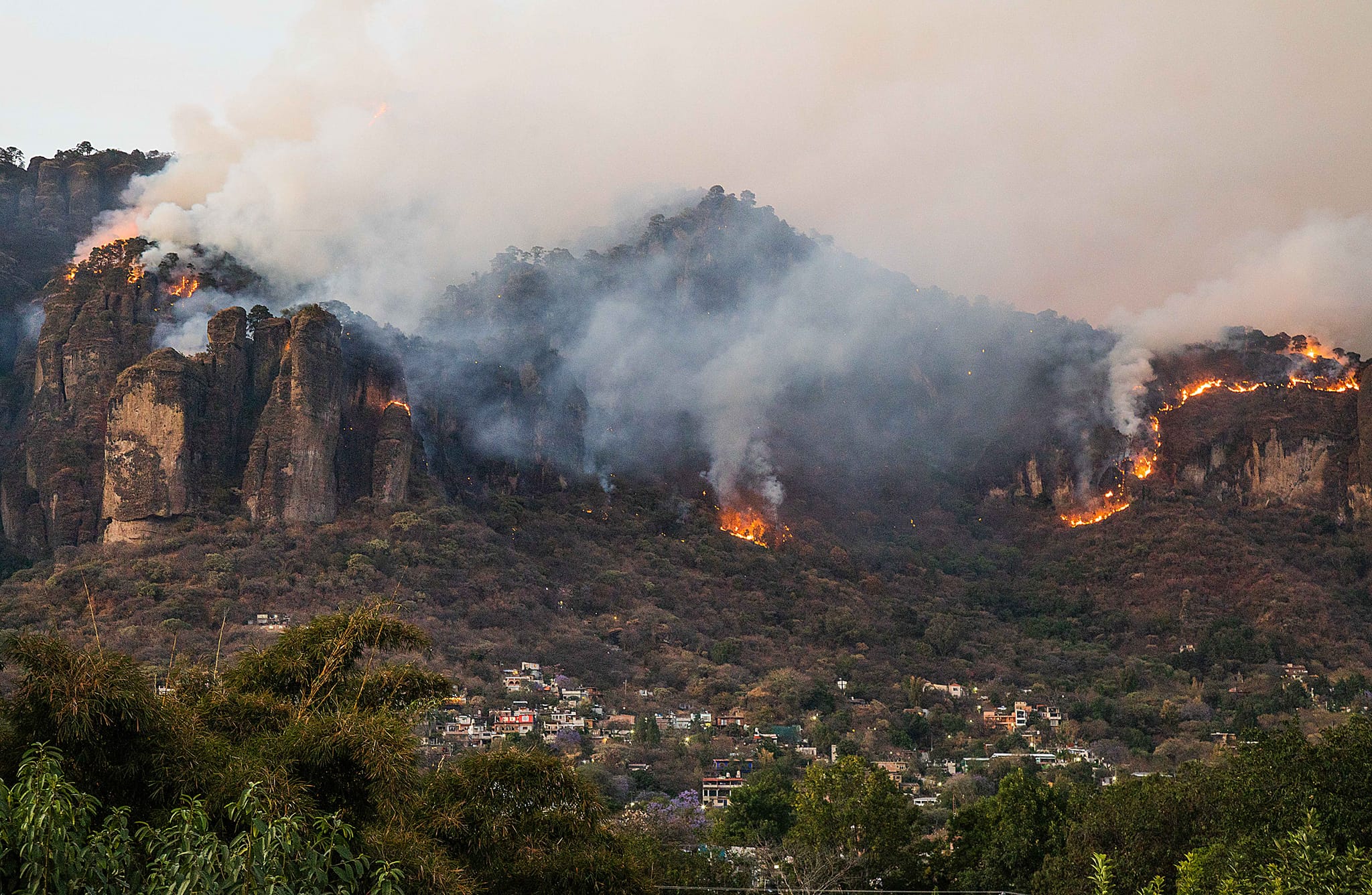 Estiman al menos 95 hectáreas afectadas por incendio en Tepoztlán