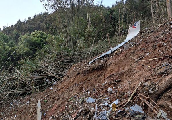 Hallan carteras e identificaciones, pero no sobrevivientes de accidente de avión en China