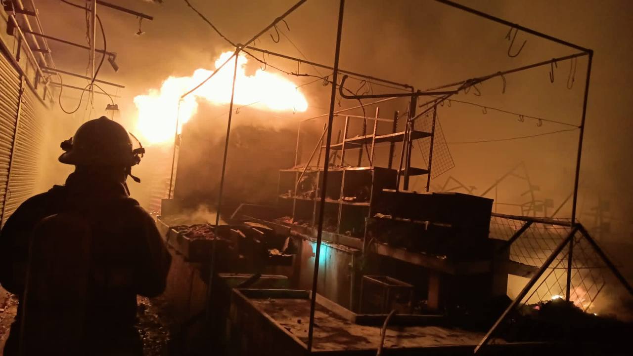 Incendio consume el mercado San Juan de Dios en Guadalajara