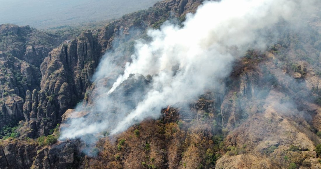 Incendio forestal consume parte del cerro del Tepozteco