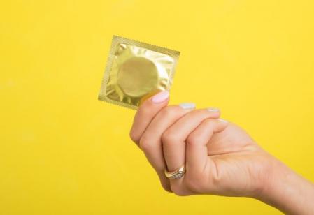 ¡No olvides protección! INJUVE regala kits con información sobre la sexualidad y condones