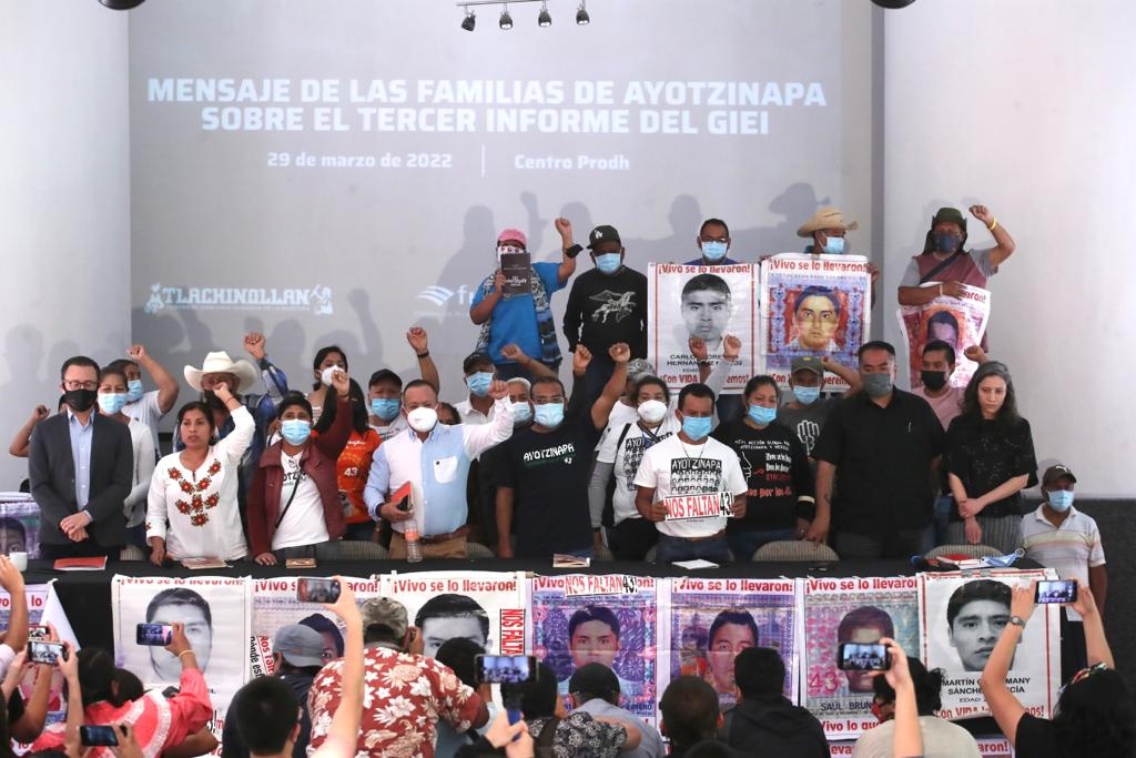 Padres de los 43 de Ayotzinapa exigen investigación contra Peña Nieto