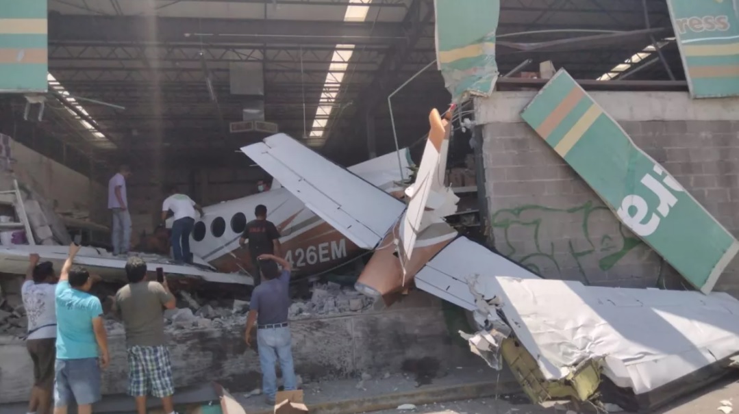Se desploma avioneta sobre un supermercado de Temixco, Morelos