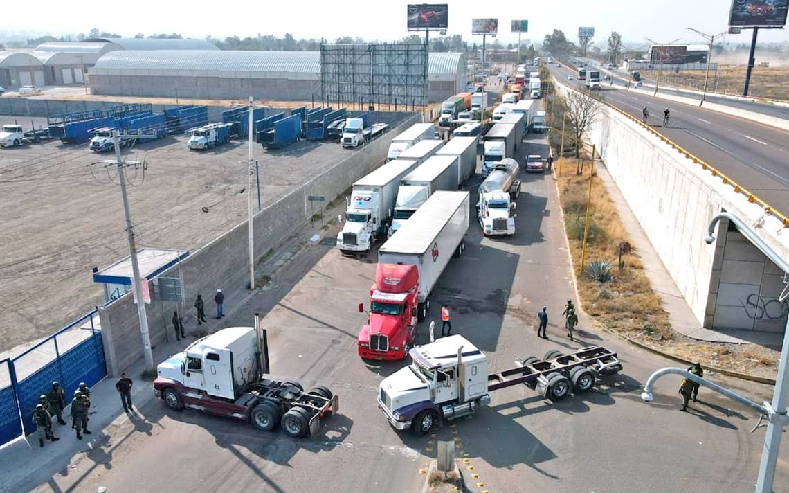 Transportistas inician paro nacional y bloqueos