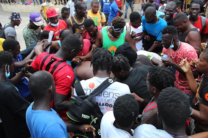 Migrantes africanos y haitianos se enfrentan en Tapachula
