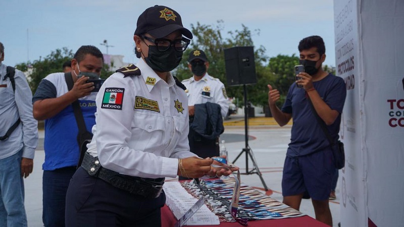 Entregan gafetes de identificación a elementos de Tránsito en Benito Juárez