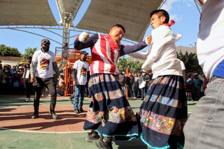 hombres festejan la Pelea de Xochimilcas