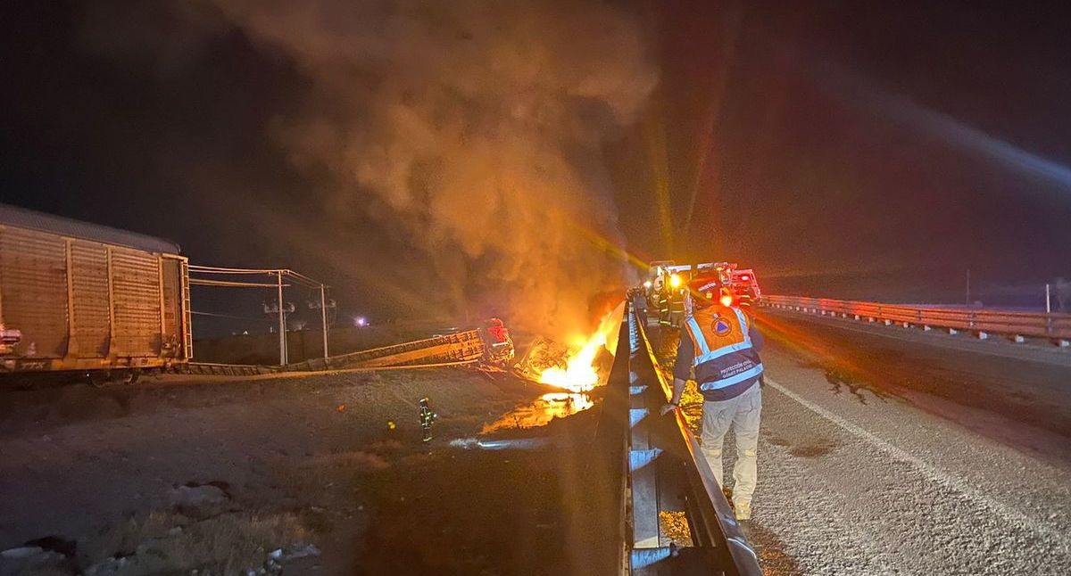 Descarrilamiento de un tren carguero provoca un fuerte incendio debido a la fuga de combustible de las locomotoras en Gómez Palacio.