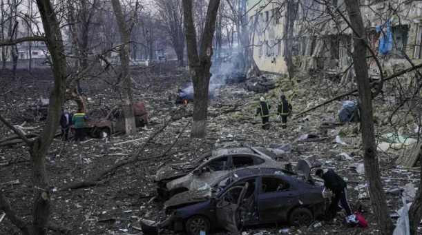 Zelensky dice que bombardeo en el hospital es “prueba” de un “genocidio de ucranianos”