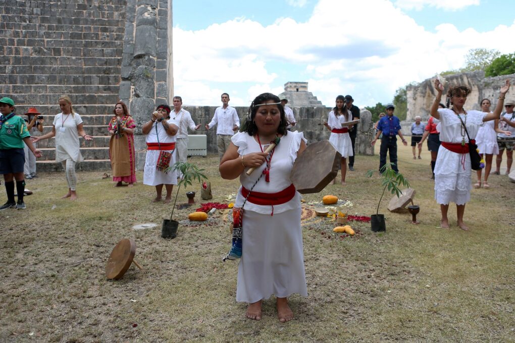 Con flores y frutas, agradecen a la Madre Tierra en Chichén Itzá