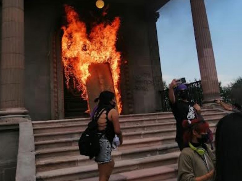 Incendian puerta del Palacio de Gobierno de NL