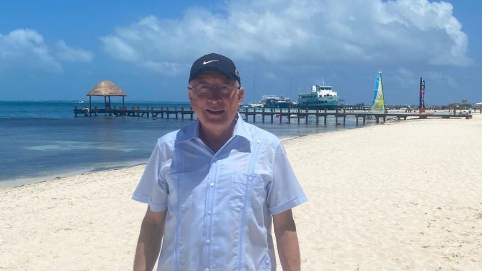 Kenneth Salazar, embajador de EU en México, visita Cancún