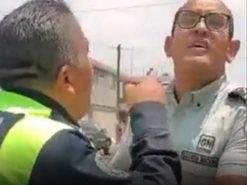Presunto elemento de la Guardia Nacional golpea policías de tránsito de Puebla