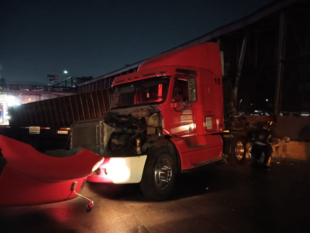 STC Metro normaliza servicio en Línea 5 tras choque de tráiler contra muro de contención