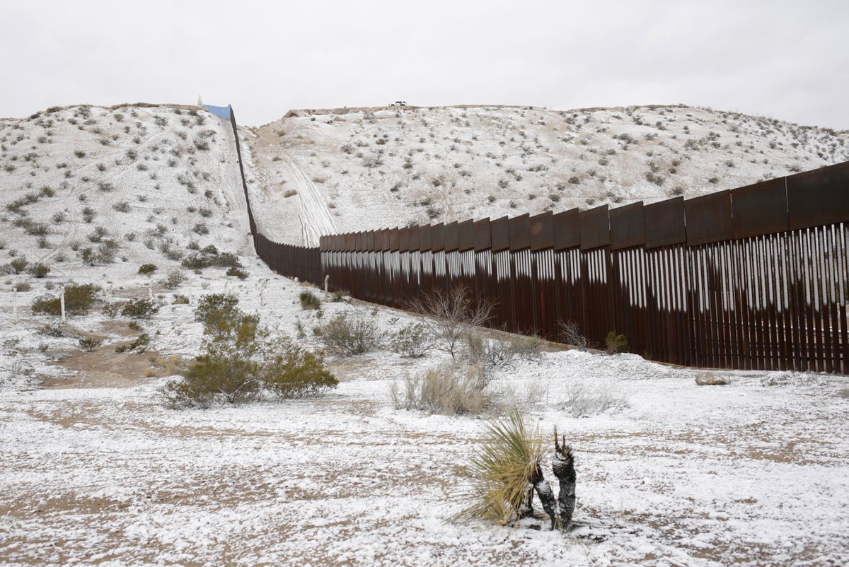 Fallece mexicana que intentaba cruzar el muro fronterizo en Arizona