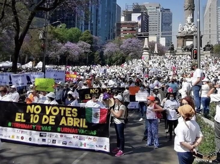 “Son conservadores, aspirantes a fifís”, dice AMLO ante marcha contra revocación