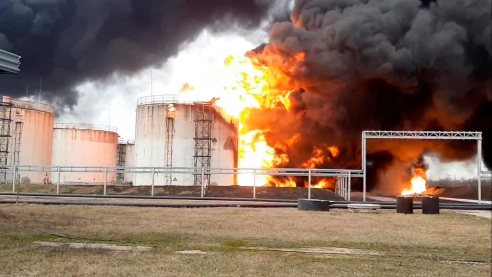 Rusia acusa a Ucrania de bombardear depósito de petróleo en Belgorod