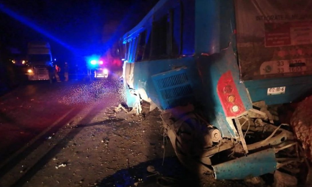 Accidente de autobús deja al menos 14 muertos y 19 heridos en Jalisco