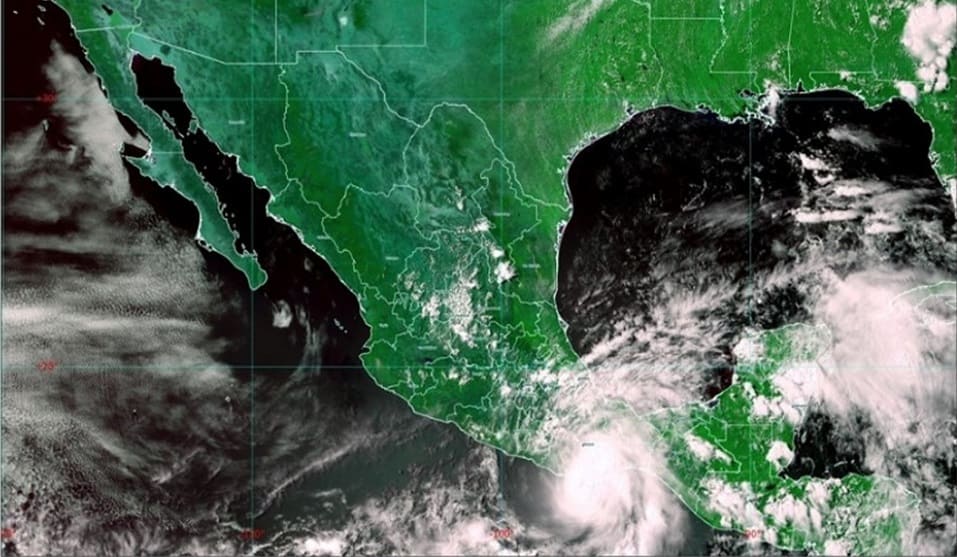 Agatha toca tierra en Oaxaca como huracán categoría 2