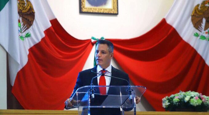 Alejandro Murat levanta la mano para la candidatura presidencial del PRI