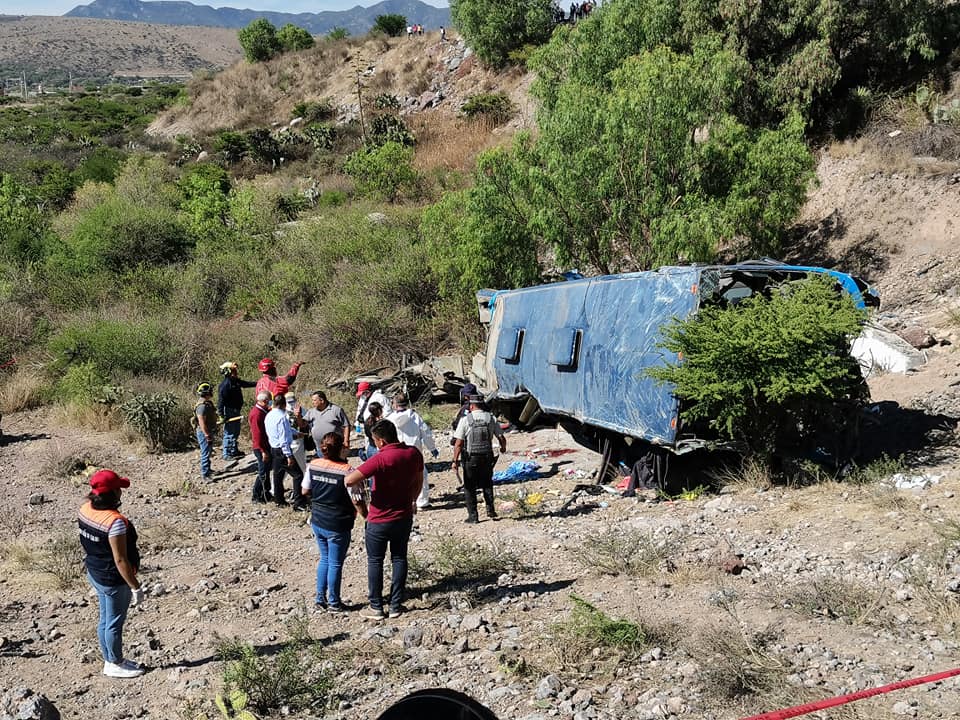 Autobús cae a barranco en San Luis Potosí; hay 6 muertos